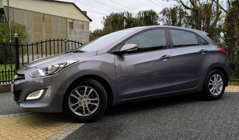 Kompakt HYUNDAI I30  2013 Benzyna Manualna FWD (przód) Szary 5 5 Niemcy Metalik full