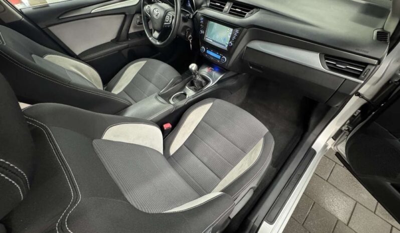 Toyota Avensis full
