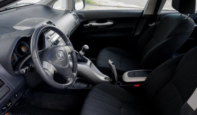 Toyota Auris 1.6 VVT-i Sol full