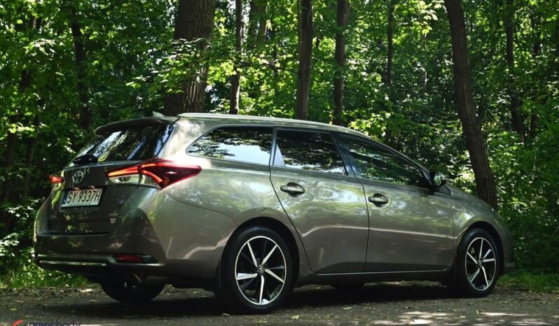 Toyota Auris full
