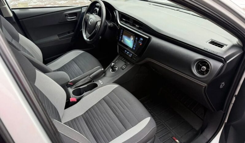 Toyota Auris full