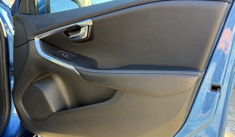Volvo V40 D3 Drive-E R-Design Momentum full