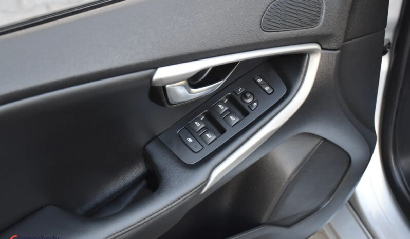 Volvo V40 D2 Momentum full